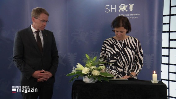 Ministerpräsident Günter und Landtagspräsidentin Herbst machen einen Eintrag im Kondolenzbuch für Heide Simonis. © Screenshot 