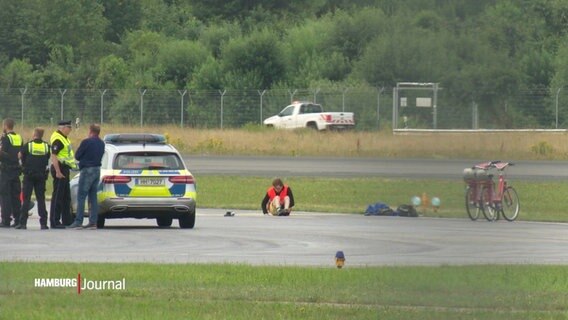 Rollfeld mit Polizei und Aktivisten © Screenshot 