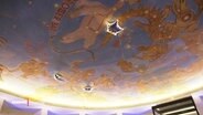 Sternenluftballons vor Sternzeichen an einer Decke © Screenshot 