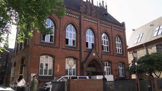Ein Schulgebäude in Wismar. © Screenshot 