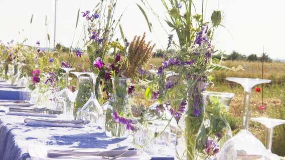 Ein Tisch mit Blumensträußen. © Screenshot 