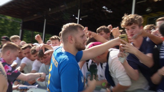 "Trymacs" begrüßt Fans im Hoheluft-Stadion. © Screenshot 