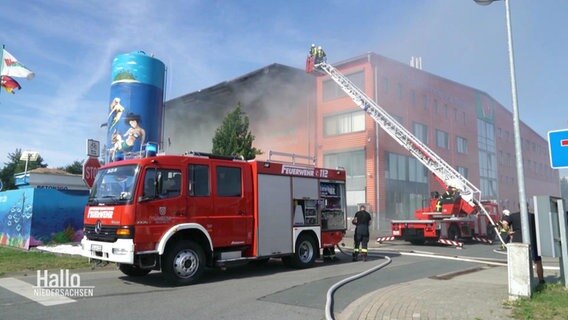 Die Feuerwehr löscht einen Brand bei einem Entsorgungsunternehmen in Melle. © Screenshot 