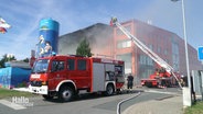 Die Feuerwehr löscht einen Brand bei einem Entsorgungsunternehmen in Melle. © Screenshot 