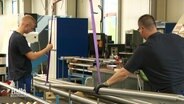 Zwei Männer arbeiten in der Metallverarbeitung. © Screenshot 