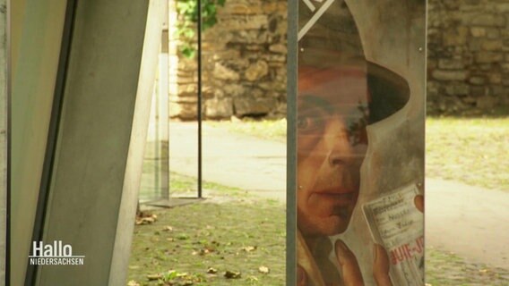 Porträt von Felix Nussbaum vor dem Museum. © Screenshot 