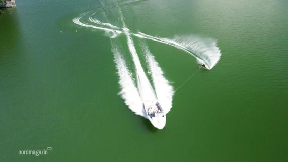 Boot mit Wasserskifahrer. © Screenshot 