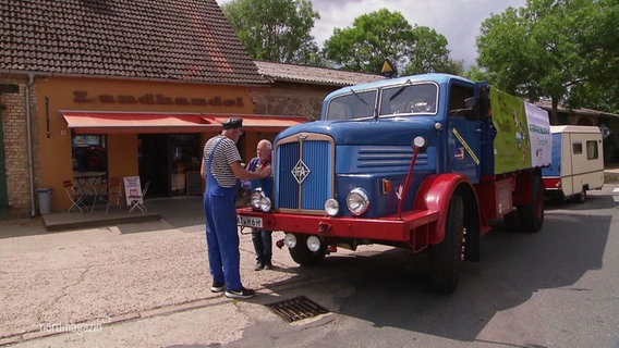 Zwei Männer und ihr Oldtimer. © Screenshot 