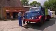 Zwei Männer und ihr Oldtimer. © Screenshot 