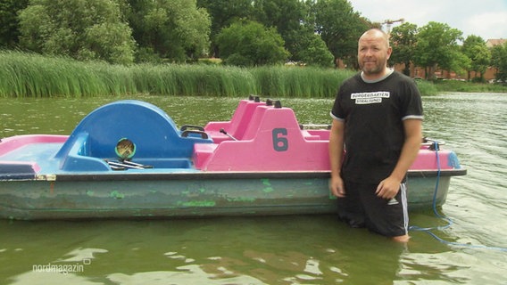 Mensch und Tretboot nebeneinander im Wasser © Screenshot 