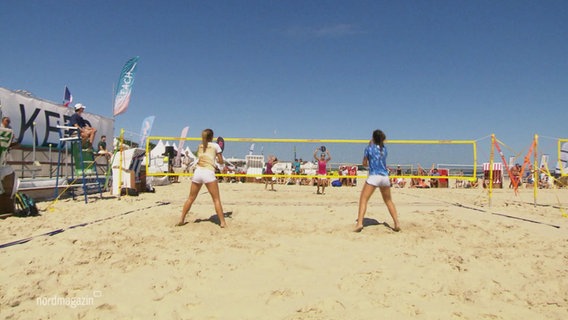 Menschen auf einem Tennsifeld am Strand © Screenshot 