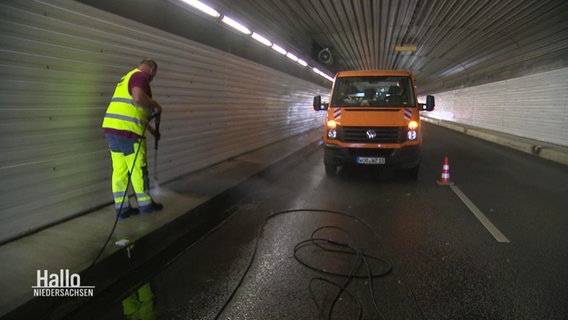 Arbeiter reinigen einen Tunnel. © Screenshot 