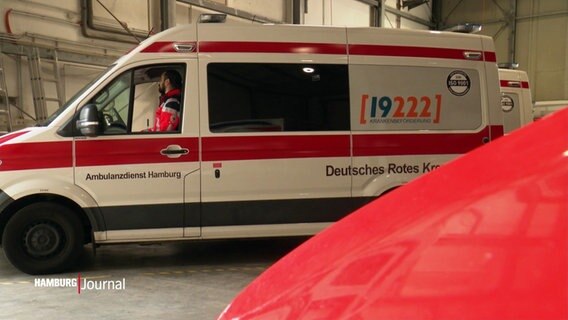 Ein Fahrzeug des Deutschen Roten Kreuzes in einer großen Garage. © Screenshot 