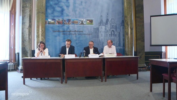 Mehrere Menschen sitzen auf einer Pressekonferenz © Screenshot 