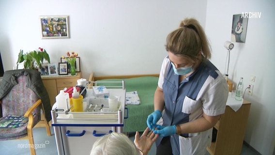 Eine Pflegerin betreut eine Patientin. © Screenshot 