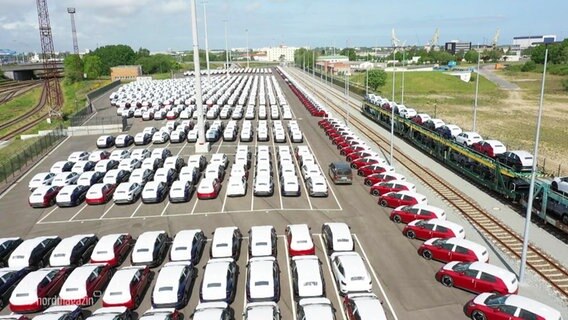 Neuwagen stehen auf dem Autoterminal im Rostocker Hafen © Screenshot 