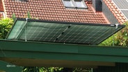 Eine Solaranlage auf einem Dach. © Screenshot 