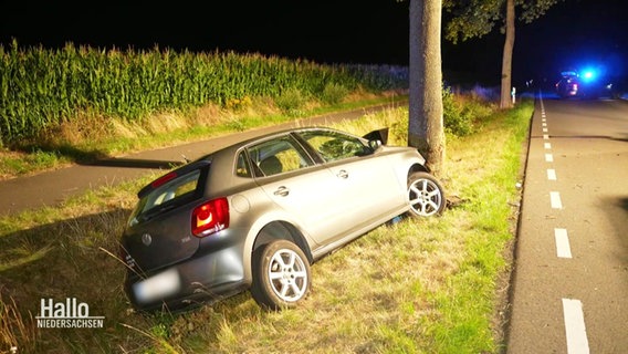 Ein Auto liegt im Straßengraben vor einem Baum. © Screenshot 