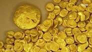 Viele Goldmünzen unterschiedlicher Größe. © Screenshot 