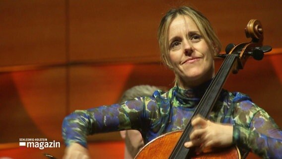 Sol Gabetta spielt auf dem Cello. © Screenshot 