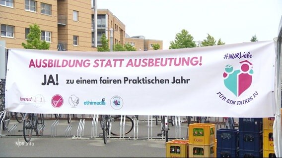 Ein Plakat zeigt die Aufschrift "Ausbildung statt Ausbeutung - JA! zu einem fairen Praktischen Jahr" © Screenshot 