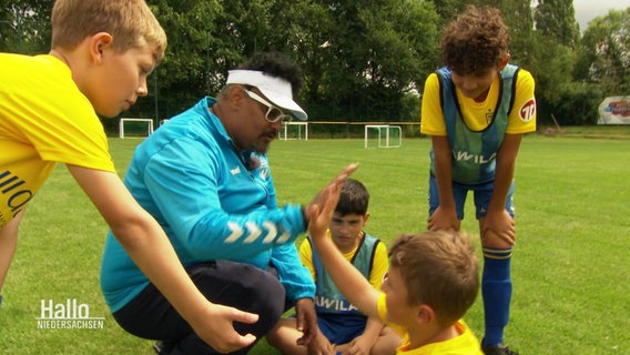 Kinder- und Jugendcoach Kenny Krause und Jungs vom Fußballstarz-Sommercamp in Osnabrück. © Screenshot 