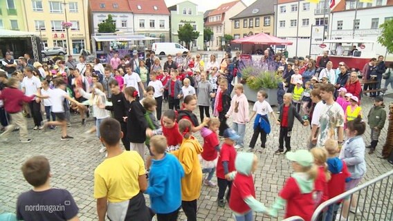 Kinder tanzen beim Grand Prix der Folklore in Ribnitz. © Screenshot 