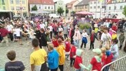 Kinder tanzen beim Grand Prix der Folklore in Ribnitz. © Screenshot 