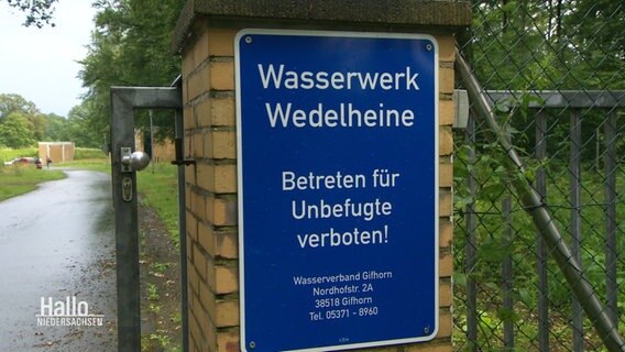 Blaues Schild mit weißer Aufschrift: "Wasserwerk Wedelheine - Betreten für Unbefugte verboten!" © Screenshot 