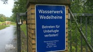 Blaues Schild mit weißer Aufschrift: "Wasserwerk Wedelheine - Betreten für Unbefugte verboten!" © Screenshot 