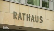 Schriftzug aus Messingbuchstaben an einem Sandsteingebäude: Rathaus © Screenshot 