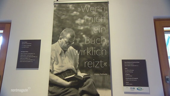 Plakat der 32. Hans Fallada-Tage: Schwarzweißbild des Autors, der in einem Buch liest. Daneben das Zitat "Wenn mich ein Buch wirklich reizt". © Screenshot 
