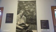 Plakat der 32. Hans Fallada-Tage: Schwarzweißbild des Autors, der in einem Buch liest. Daneben das Zitat "Wenn mich ein Buch wirklich reizt". © Screenshot 