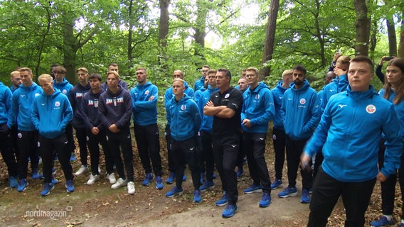 Spielerinnen und Spieler des Hansa Rostock im Wald. © Screenshot 