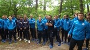 Spielerinnen und Spieler des Hansa Rostock im Wald. © Screenshot 