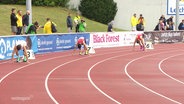 Läufer in Startposition auf einer Laufbahn. © Screenshot 