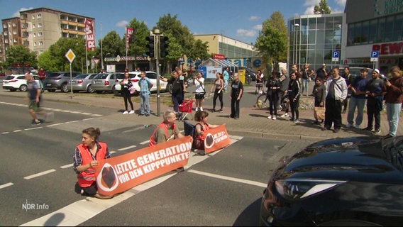 Klimaaktivisten protestieren auf einer Straße. © Screenshot 