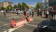 Klimaaktivisten protestieren auf einer Straße. © Screenshot 