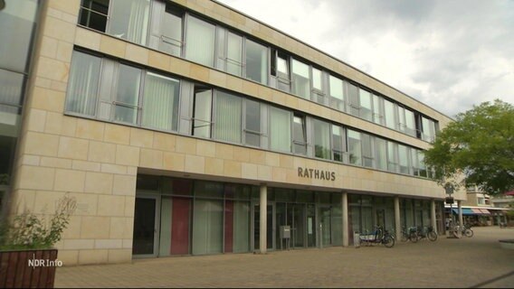 Ein Rathaus von Außen. © Screenshot 