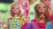 Mehrere verschiedene Barbiepuppen. © Screenshot 
