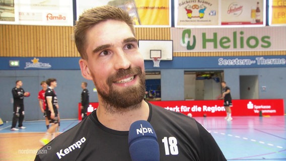 Ein Handballer wird interviewt. © Screenshot 