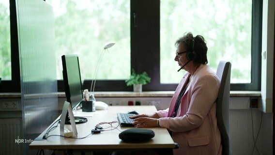 Eine Babyboomerin am Arbeitsplatz. © Screenshot 