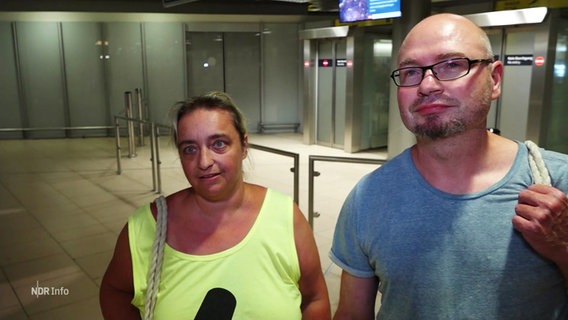 Touristen aus Rhodos werden am Flughafen in Deutschland interviewt. © Screenshot 