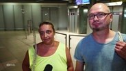 Touristen aus Rhodos werden am Flughafen in Deutschland interviewt. © Screenshot 