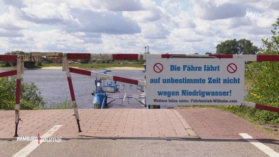 Eine Fähre kann wegen Niedrigwassers nicht fahren. © Screenshot 