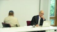 Der Angeklagte im Gerichtssaal. © Screenshot 