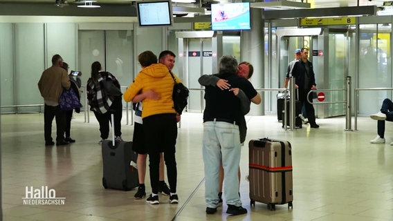 Evakuierte Urlauber aus Rhodos werden am Flughafen in Deutschland empfangen. © Screenshot 
