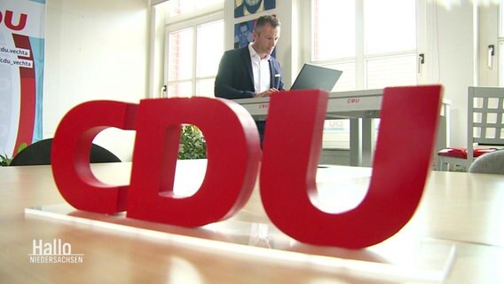 André Hüttemeyer hinter einem dreidimensionalen CDU Schriftzug. © Screenshot 