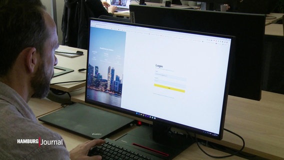Ein Mitarbeiter eines Start-Ups sitzt vor dem PC. © Screenshot 