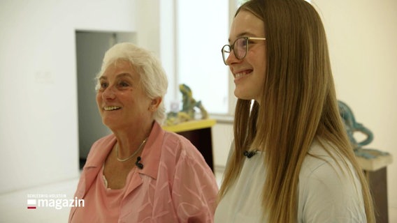 Eine Seniorin und eine Schülerin treffen sich im Museum in Kiel. © Screenshot 